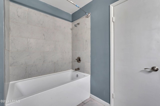 bathroom with tiled shower / bath combo