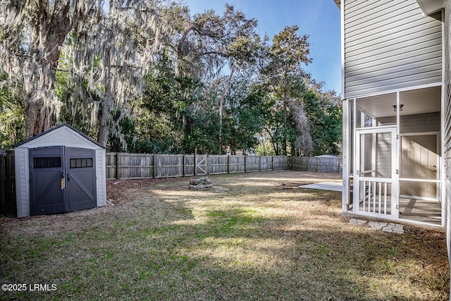 view of yard with a storage unit