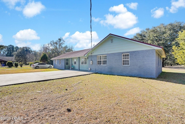 back of house featuring a yard