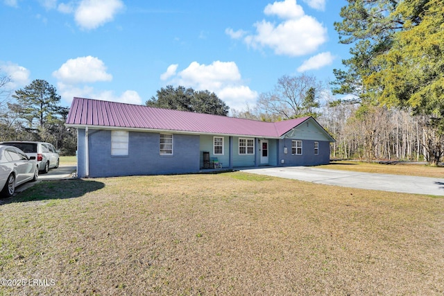 single story home featuring a front yard