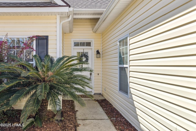 entrance to property with a shingled roof