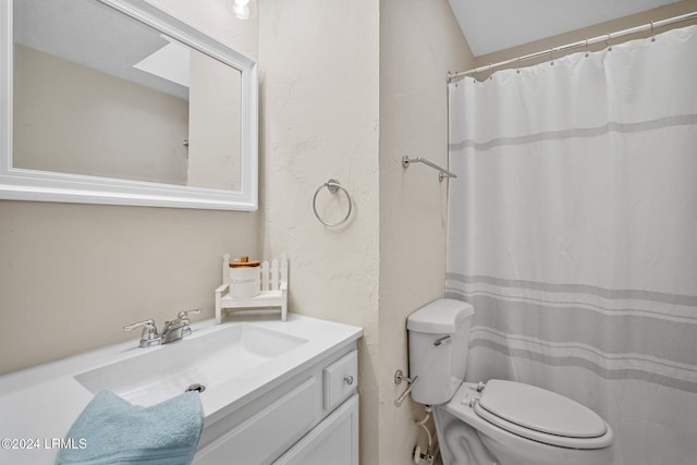 bathroom with vanity, curtained shower, and toilet