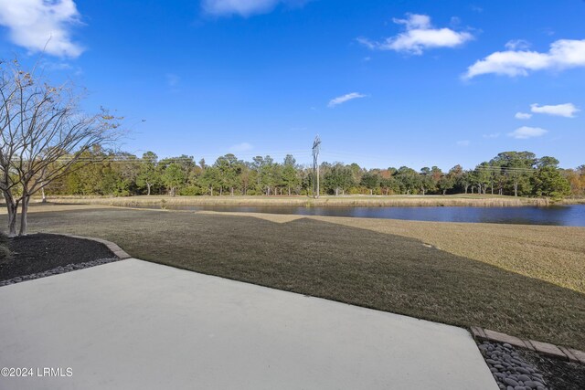 view of yard featuring a water view