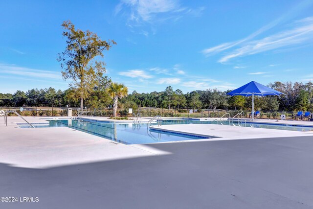 view of swimming pool featuring a patio