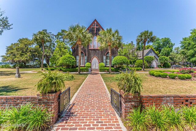 view of front of house featuring a front lawn