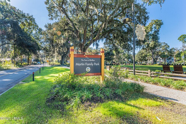 community / neighborhood sign with a lawn