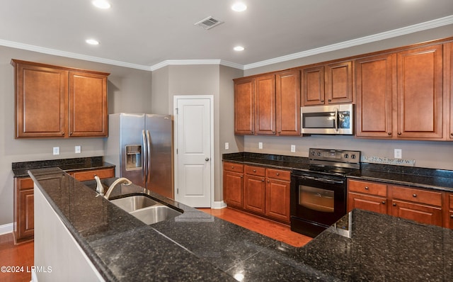 kitchen featuring stainless steel appliances, ornamental molding, sink, and light wood-type flooring