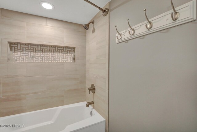 bathroom with tiled shower / bath