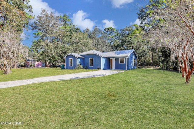 ranch-style home featuring a front lawn