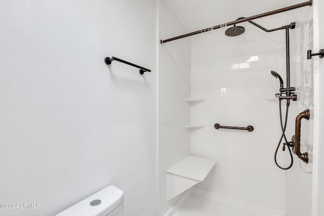 bathroom with toilet and tiled shower