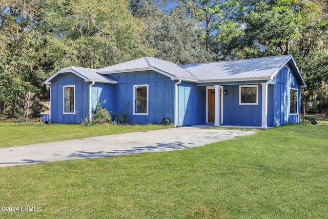 single story home featuring a front lawn