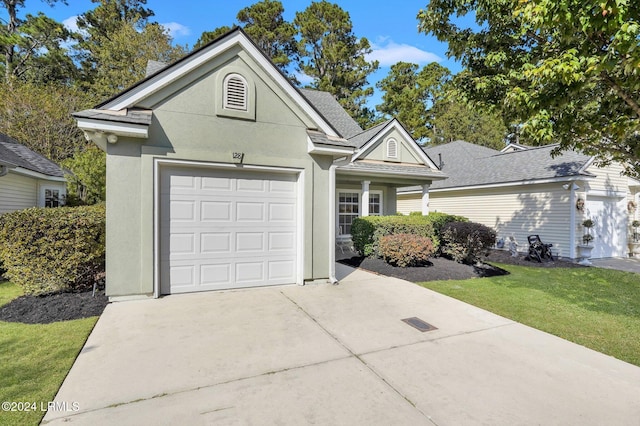 view of front of house featuring a front lawn