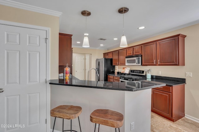 kitchen featuring crown molding, stainless steel appliances, a kitchen bar, and kitchen peninsula