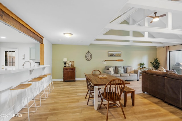 dining area featuring sink, light hardwood / wood-style floors, and ceiling fan