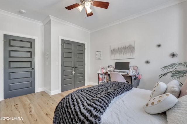 bedroom featuring ornamental molding, hardwood / wood-style floors, ceiling fan, and a closet