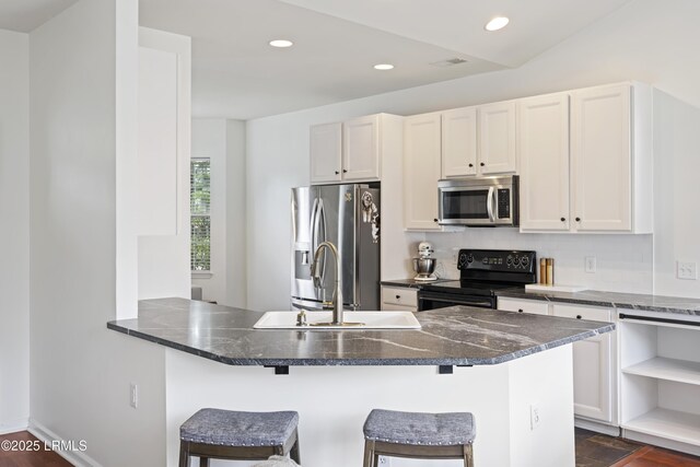 1470 Ashley Gardens Blvd, Charleston, SC 29414 - kitchen with appliances with stainless steel finishes, a sink, a breakfast bar, a peninsula, and recessed lighting