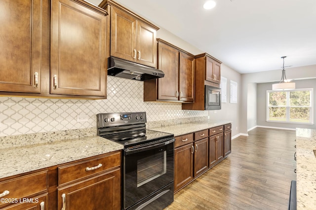 59 Gatewood Ln, Bluffton, SC 29910 - kitchen featuring black electric range, under cabinet range hood, light wood-style flooring, backsplash, and recessed lighting