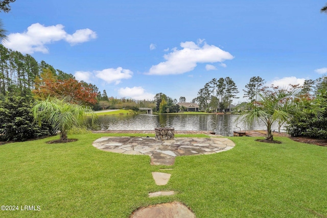 view of yard featuring a water view