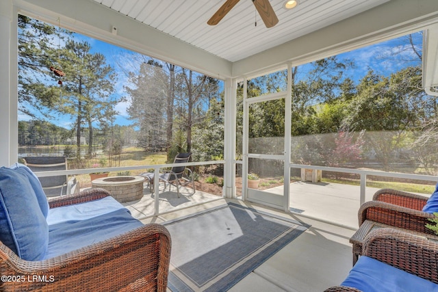 sunroom with ceiling fan