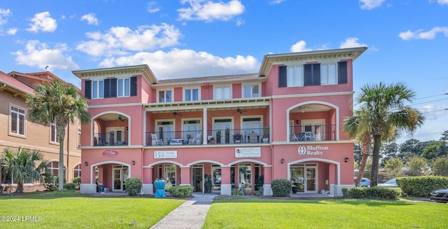 view of front facade featuring a front lawn