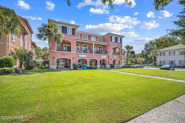 view of front facade with a front yard