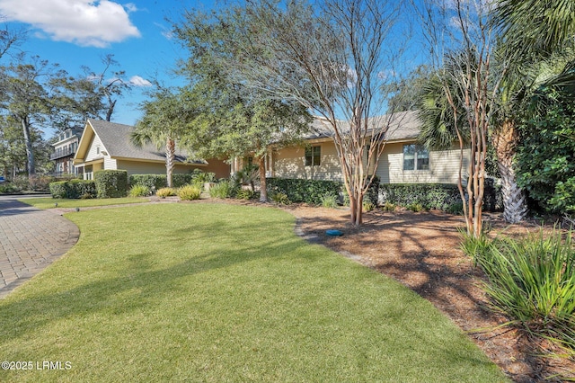 view of front of house featuring a front yard