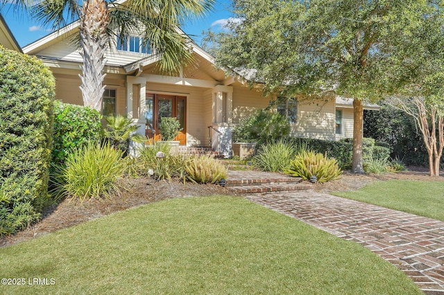 view of front of property featuring a front lawn