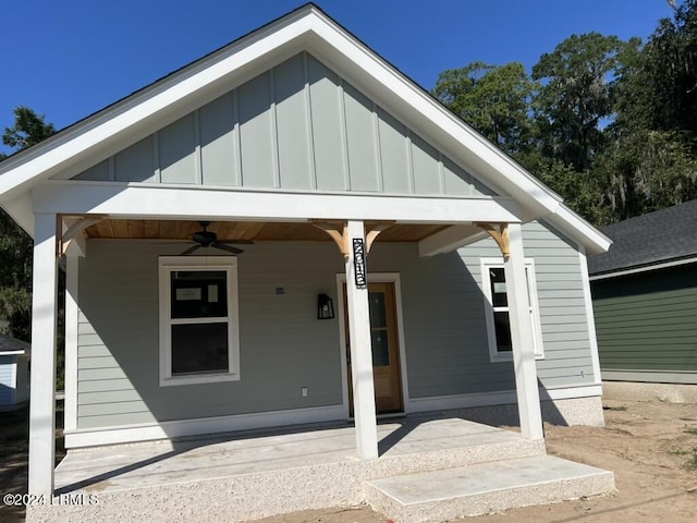 view of front of property with ceiling fan and covered porch