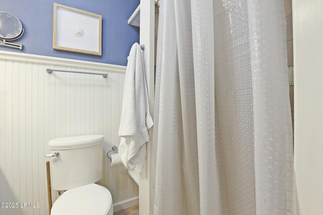 96 Mathews Dr Unit 145, Hilton Head Island, SC 29926 - bathroom featuring wainscoting and a shower with curtain