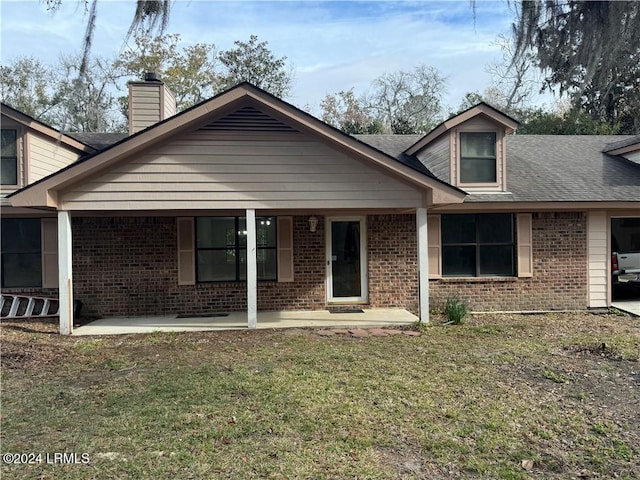 view of front facade featuring a patio and a front yard