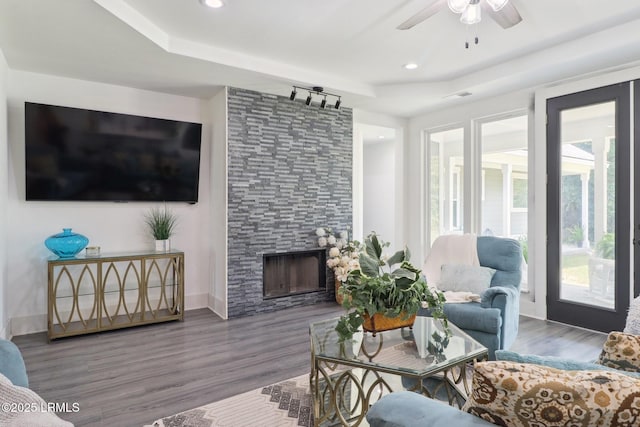 100 Drayton Dr, Ridgeland, SC 29936 - living room featuring ceiling fan, wood finished floors, a fireplace, recessed lighting, and a raised ceiling