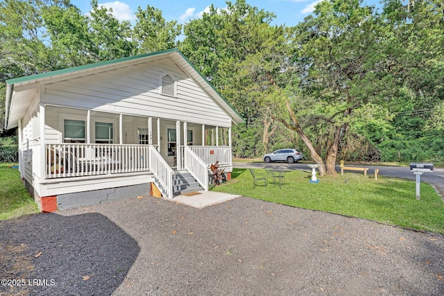 123 Moore St, Walterboro, SC 29488 - view of front facade featuring covered porch and a front yard