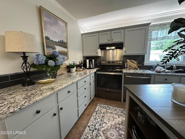 2410 Pine Ct N, Beaufort, SC 29902 - kitchen featuring electric range, under cabinet range hood, crown molding, decorative backsplash, and dishwashing machine