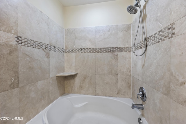 bathroom featuring tiled shower / bath