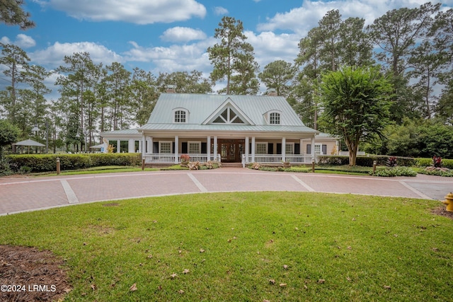 view of front facade featuring a porch and a front lawn