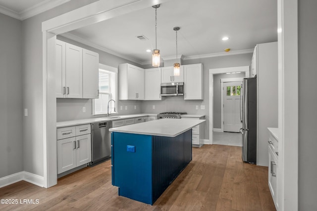 9 Attaway Ln, Beaufort, SC 29907 - kitchen featuring stainless steel appliances, a sink, a center island, wood finished floors, and recessed lighting