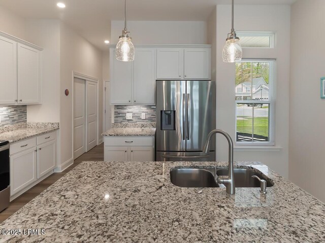 1872 Hearthstone Lake Dr, Ridgeland, SC 29936 - kitchen with appliances with stainless steel finishes, a sink, backsplash, white cabinetry, and recessed lighting