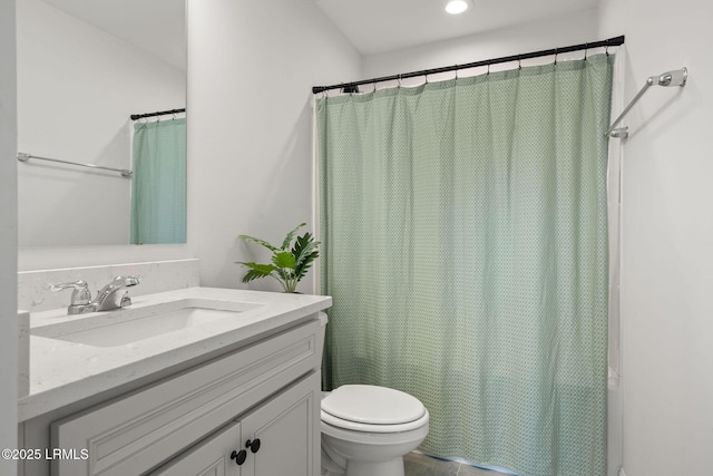 full bath featuring a shower with shower curtain, toilet, and vanity