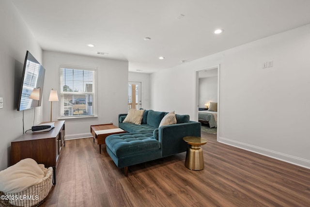 living area featuring dark wood finished floors, visible vents, recessed lighting, and baseboards