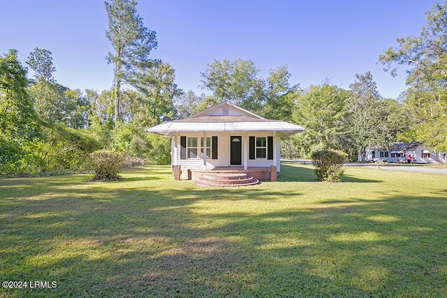 view of front facade with a front lawn