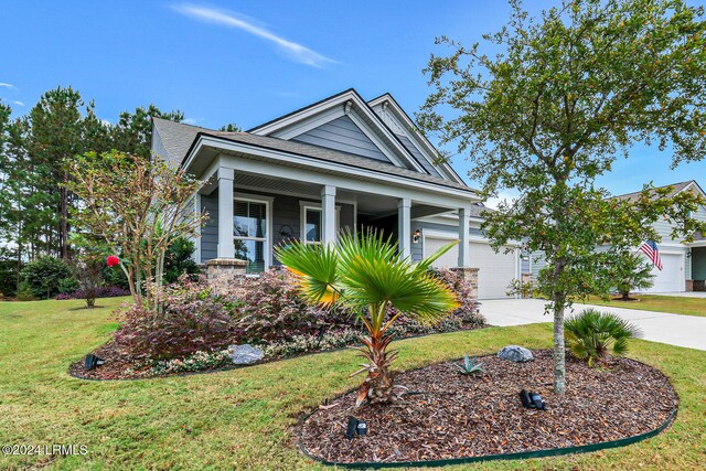 view of front facade featuring a porch and a front lawn