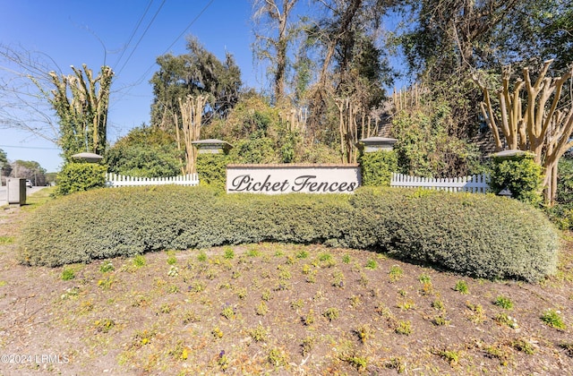 view of community / neighborhood sign