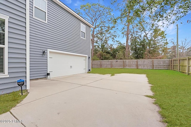 3614 Oyster Bluff Dr, Beaufort, SC 29907 - garage featuring fence