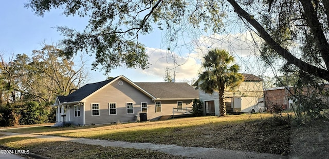 view of front facade with a front lawn