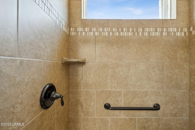 details featuring tiled shower