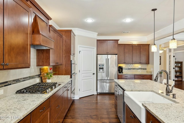 kitchen with a sink, stainless steel appliances, dark wood-type flooring, custom range hood, and crown molding