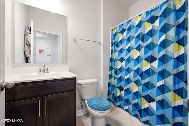 full bathroom featuring curtained shower, toilet, and vanity