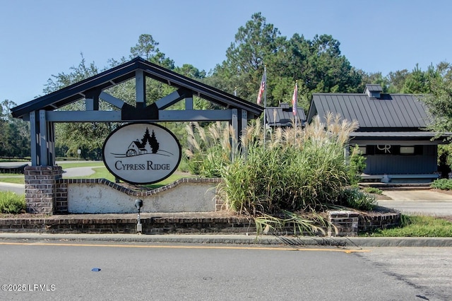 view of community / neighborhood sign