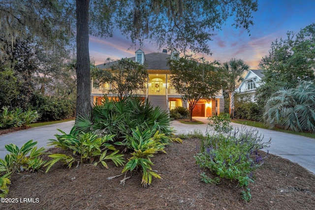 view of front of property featuring driveway