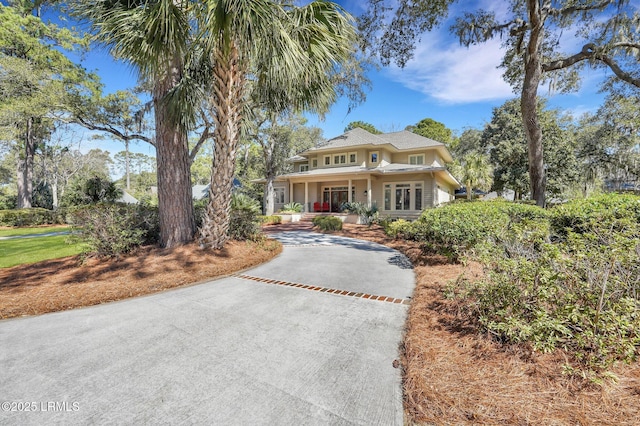 view of front facade with covered porch and driveway